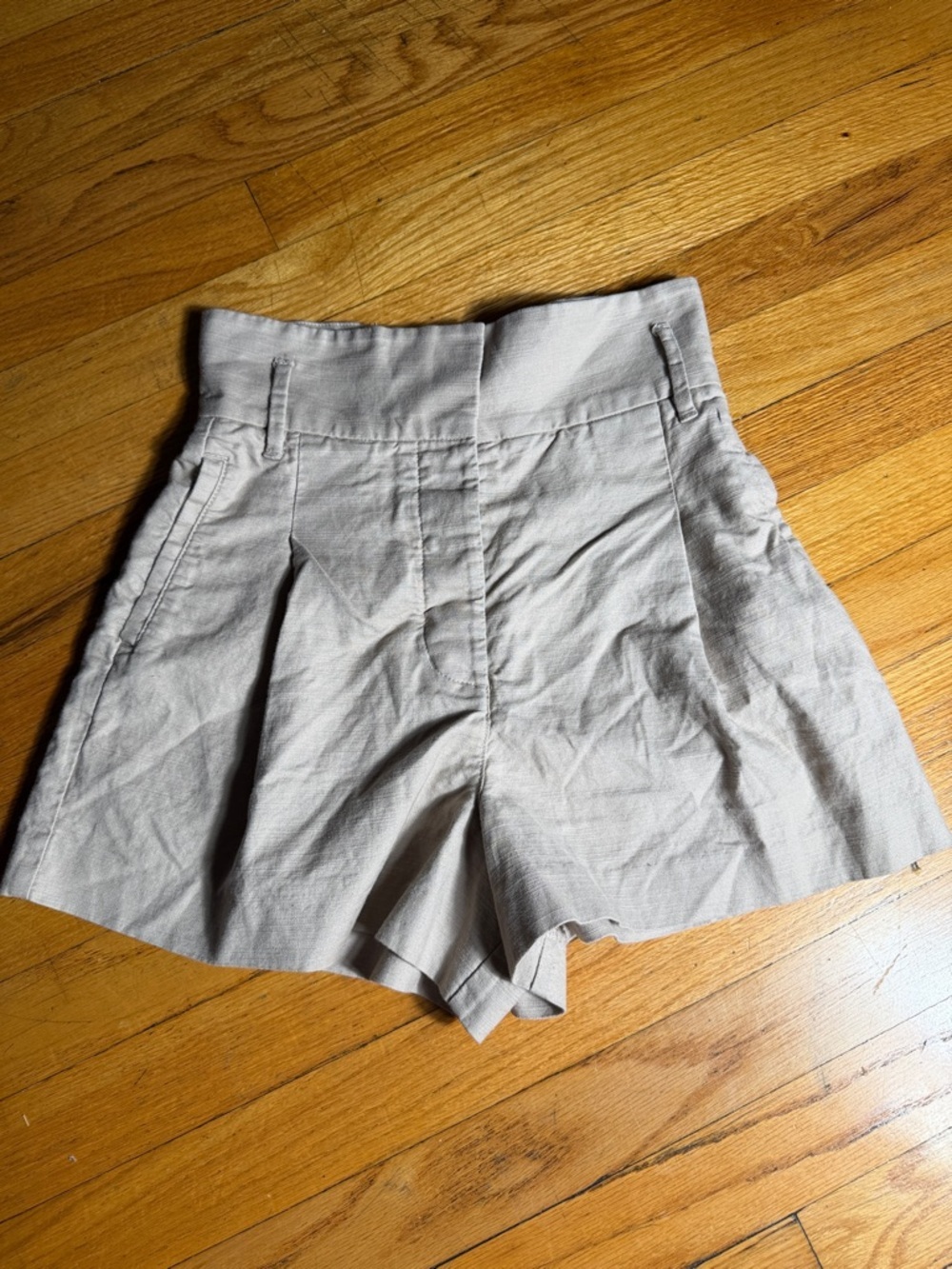 Wilfred High-Waist Pleated Shorts in Light Tan